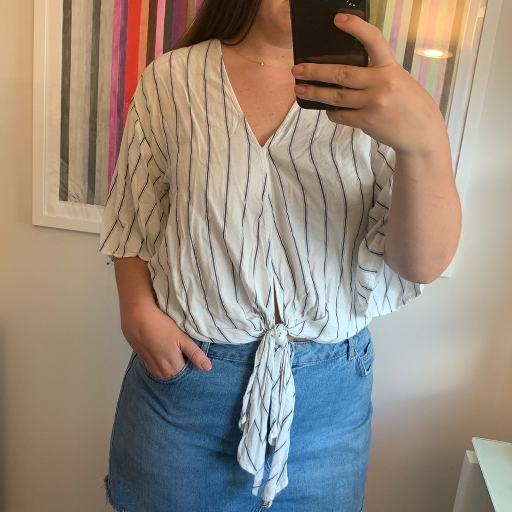 Flowy V Neck Tie Crop